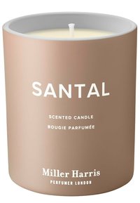 Sandalholzduftkerze in einem matten beigen Behälter mit einem sanften grauen Rand. Weiße Textetikette enthält Marken- und Produktdetails.