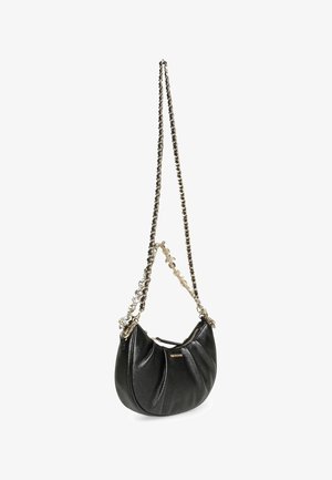 Bolso de mano de cuero negro con un diseño drapeado, que presenta una correa de cadena con acentos claros y negros. Cierre con cremallera en la parte superior.