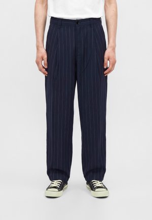 Obey Clothing, DEAN STRIPE PLEATED PANT - Tygbyxor - navy