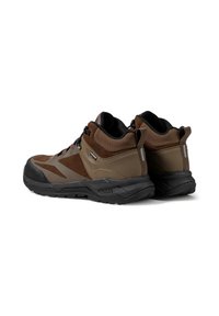 Braune Wanderschuhe mit strukturiertem Finish, aus einer Mischung von Wildleder und synthetischen Materialien, mit einem fokussierten Schnürsystem und stabilen schwarzen Sohlen.