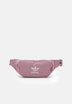Hellviolette Adidas-Gürteltasche mit einer vorderen Reißverschlusstasche und verstellbarem Riemen, der das weiße Adidas-Logo zeigt.