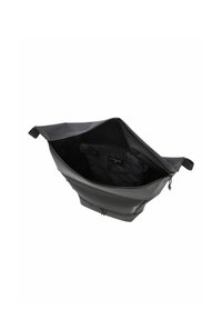 Bolsa de tote negra impermeable con una abertura amplia, parte superior plegable y un bolsillo interior con cremallera. Fabricada en un material duradero con textura suave.