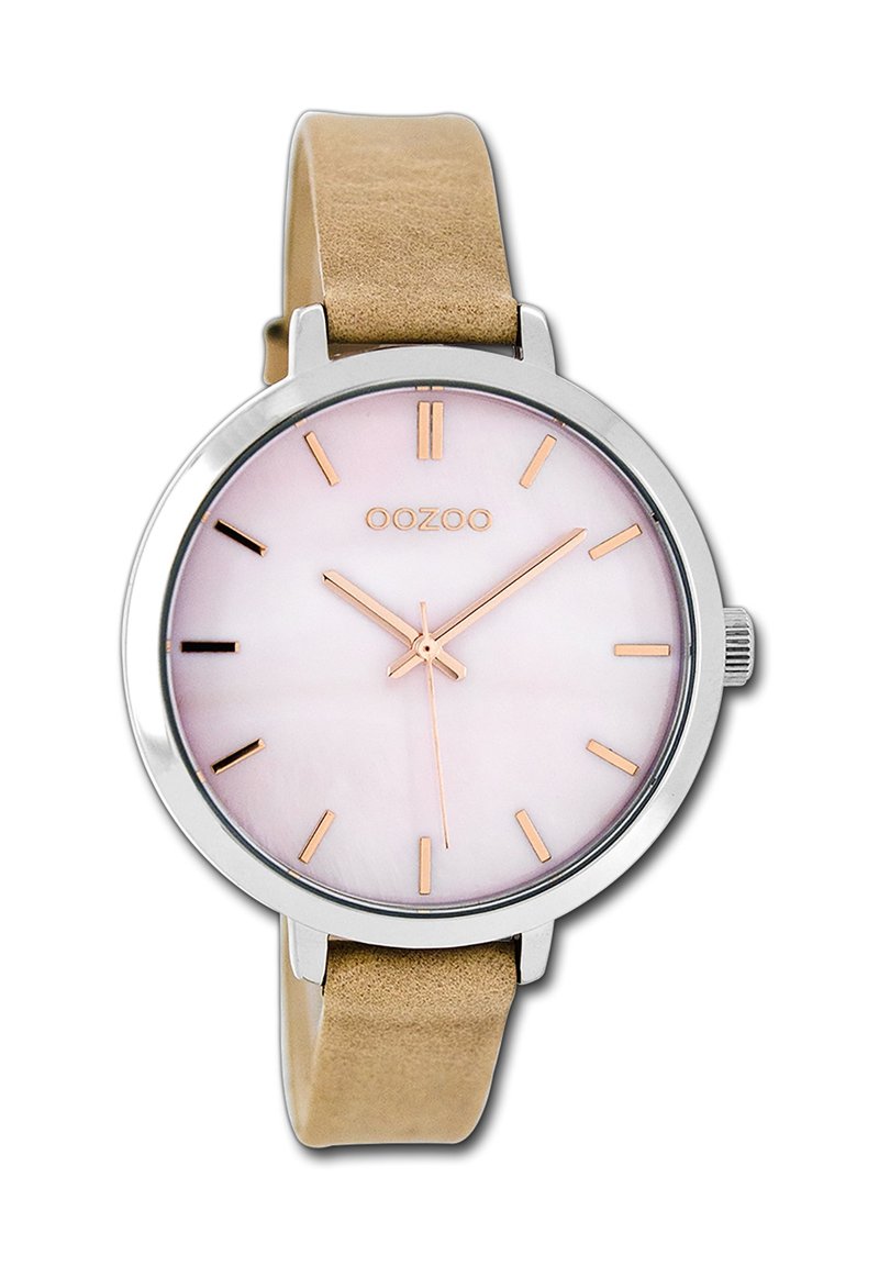 Montre ronde avec un boîtier en métal rose doré et argenté, un cadran en nacre rose, un bracelet en cuir beige et des index des heures minimalistes.