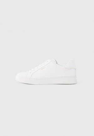 Biały sneaker z gładką skórzaną cholewką, płaskimi sznurowadłami i minimalistycznym designem. Posiada delikatne przeszycia oraz logo po bokach.