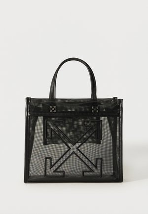 Geantă tote neagră din plasă cu două mânere și design mare cu săgeată-încrucișată cusut pe panoul frontal, pe fundal alb.