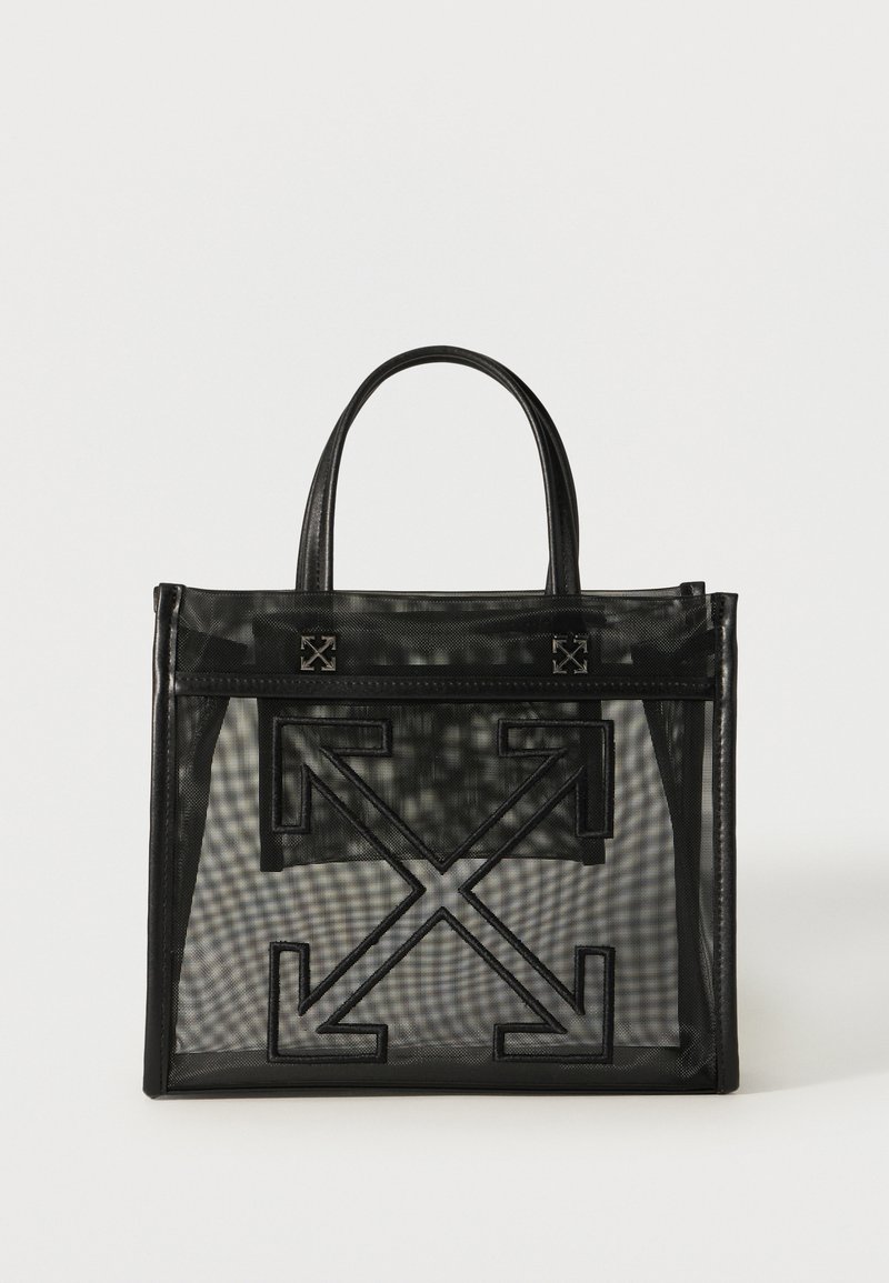 Μαύρη τσάντα tote από διχτυωτό ύφασμα με διπλές λαβές και μεγάλο ραμμένο σχέδιο βέλους-σταύρου στην μπροστινή όψη, πάνω σε λευκό φόντο.