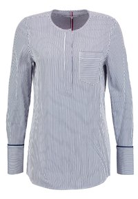 Camicia a maniche lunghe a righe blu navy e bianca, con scollo rotondo, tasca frontale e polsini a contrasto con dettagli.
