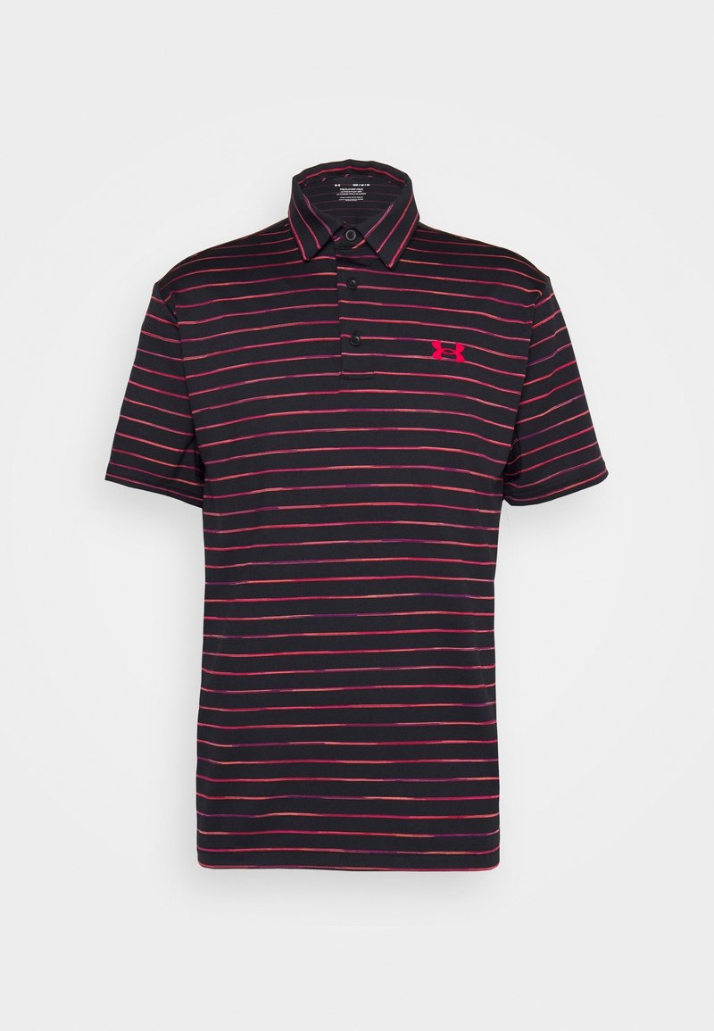 Polo noir à manches courtes avec de fines rayures horizontales rouges et un logo rouge Under Armour sur la poitrine gauche.