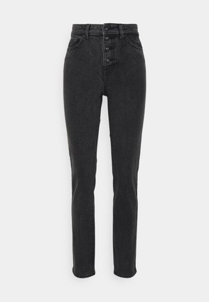 Jeans en denim noir taille haute avec fermeture à cinq boutons, coupe slim, coutures discrètes et design à cinq poches. Texture lisse, sans embellissements.