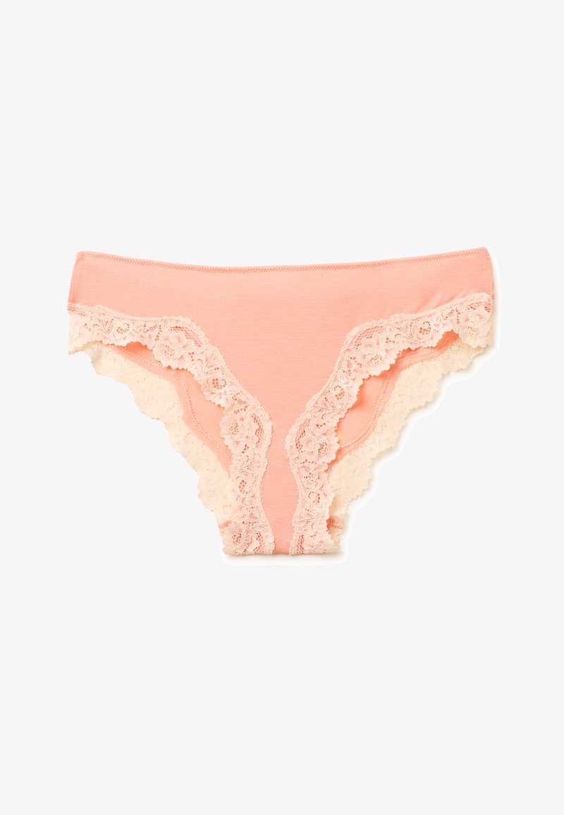 Ropa interior femenina color melocotón claro con borde de encaje floral en las aberturas de las piernas y el centro delantero, hecha de tela suave con una cintura lisa.