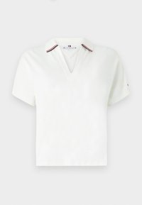 Polo blanc à manches courtes, col en V et col en côte orné de rayures rouges et bleues sur le bord. Tissu doux, coupe décontractée.