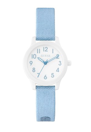 Montre blanche avec un cadran rond, aiguilles des heures et des minutes bleuies, et un bracelet en tissu bleu clair. De grands chiffres de 1 à 12 sont affichés sur le cadran.