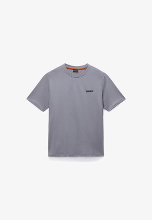 Camiseta gris de algodón con cuello redondo, mangas cortas y un pequeño logo negro en el frente. Tejido texturizado con un acabado suave.