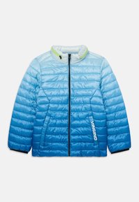 Lett blå pufferjakke med ombre-design, glidelås foran, høy krage og logodetalj. Har horisontal quiltet mønster og kontrasterende kant.