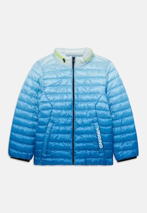 Lett blå pufferjakke med ombre-design, glidelås foran, høy krage og logodetalj. Har horisontal quiltet mønster og kontrasterende kant.