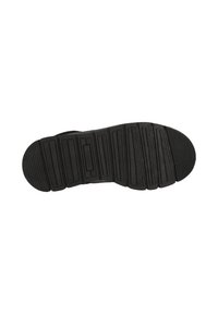 Suela de zapato de goma negra con una superficie texturizada, que presenta ranuras horizontales y verticales para mayor tracción, y un borde de tacón redondeado.