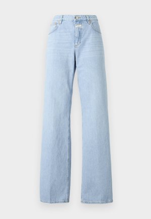Jeans de tiro ancho en azul claro, fabricados en denim; cuentan con un diseño de cinco bolsillos, cierre frontal de botón y un ligero desvanecimiento en la tela.