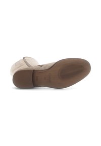 Beige enkellaars met een gladde stof bovenkant, een zijrits en een platte rubberen zool met een gestructureerd patroon voor grip.