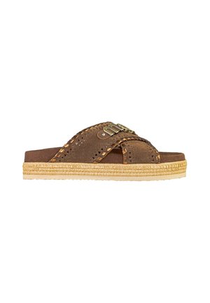 Sandalo slip-on in suede marrone con suola platform intrecciata, caratterizzato da motivo traforato e cuciture decorative sulle fasce incrociate.