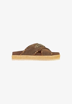 Sandalo slip-on in suede marrone con suola platform intrecciata, caratterizzato da motivo traforato e cuciture decorative sulle fasce incrociate.