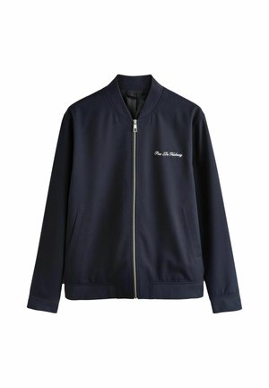 Marineblaue Bomberjacke mit Frontreißverschluss, zwei Taschen, geripptem Kragen und Bündchen sowie weißer, auf der linken Brust gestickter Schrift "Rue De Faubourg".