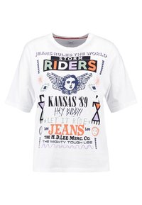 Bílé tričko s krátkým rukávem a barevným textem, včetně "STORM RIDERS," andělské tváře s křídly a frázemi jako "KANSAS '89" a "LET IT RIDE."