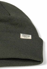Tmavě zelená pletená čepice s ohnutým lemem a bílou látkovou etiketou s nápisem "RESPECT SURPLUS OUTDOOR EDITION EST. 1997."