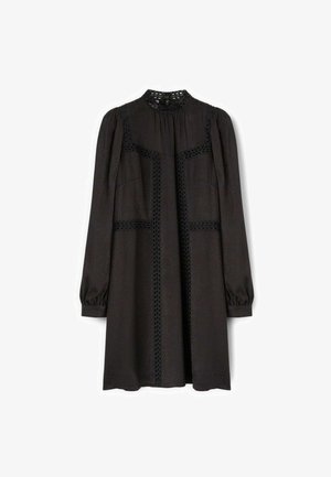 Černé šaty s dlouhým rukávem s vysokým límcem, texturovanou tkaninou, výšivkovými akcenty a nabíranými rukávy, se kapsami po obou stranách.
