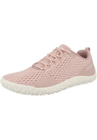 Chaussures de sport roses clair avec une tige en maille respirante, un motif découpé complexe et une semelle en caoutchouc blanc texturé pour l'adhérence.