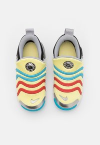 Nike Sportswear DYNAMO GO SE UNISEX - Polobotky - lemon chiffon/black/metallic silver/baltic blue