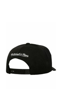 Schwarze Snapback-Cap mit gebogenem Schirm, Stofftextur und weißer "Mitchell & Ness" Stickerei auf der Rückseite. Verstellbarer Riemen enthalten.