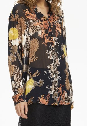 Långärmad, blus med knappar i genomskinlig svart tyg med blommiga och paisleymönster i orange, gult och vitt. Mjuk textur, avslappnad passform.