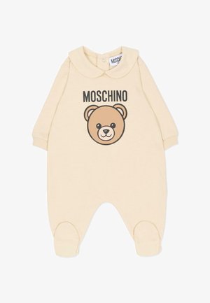 Roomkleurig rompertje met een berenafbeelding en de tekst "MOSCHINO". Zachte stof, lange mouwen, kraagdetail en een handig model met voetjes.