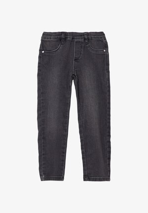 Sudadera blanca con dos gatitos en un diseño de corazón y el texto "AMIGOS" debajo. Unos vaqueros de mezclilla grises y unas zapatillas blancas completan el conjunto.