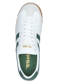 Sneaker bianca con strisce verdi, punta in suede e suola in gomma. Presenta lacci e logo "Gola" in oro sulla linguetta.