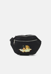 Svart tygmidjesäck med en böjd form, silverdragkedja och en grafik av två änglar med kontrasterande hårfärger.