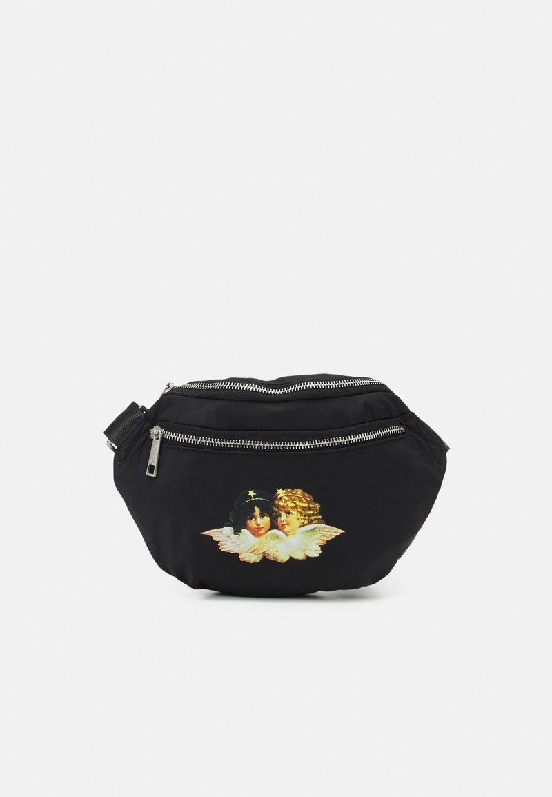 Svart tygmidjesäck med en böjd form, silverdragkedja och en grafik av två änglar med kontrasterande hårfärger.