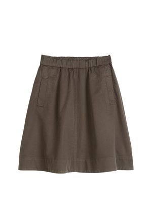 Brązowa spódnica do kolan z elastycznym pasem i dwoma przednimi kieszeniami, wykonana z gładkiego materiału.