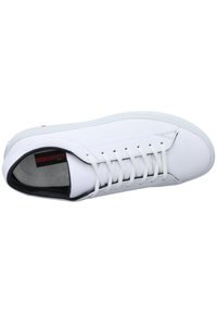 Baskets blanches montantes basses avec une tige en cuir lisse, un bout arrondi, des lacets blancs et un intérieur noir. Semelle texturée avec de subtils accents de marque.