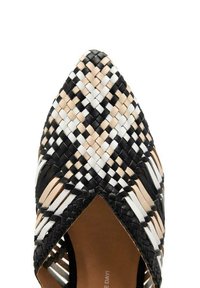 Chaussure à bout pointu tissée présentant un motif de matériaux synthétiques noirs, blancs et beiges ; côtés ouverts et doublure intérieure lisse.