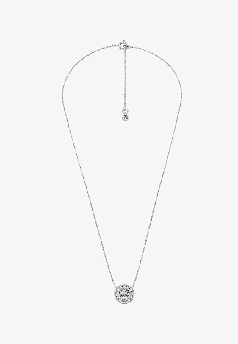 Collar de cadena de plata que presenta un colgante redondo con el logotipo "MK" rodeado de piedras preciosas claras. Longitud ajustable con un pequeño acento de cuentas.