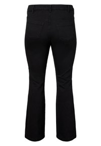 Jeans negros de campana con cintura de altura media, que cuentan con dos bolsillos traseros y una tela suave y texturada. Las piernas se ensanchan desde la rodilla hacia abajo.