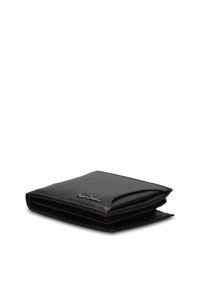 Zwarte leren portemonnee met een gladde textuur, vouwontwerp en zichtbare stiksels. Voorzien van een logo-accent aan de voorkant. Compact en functioneel.