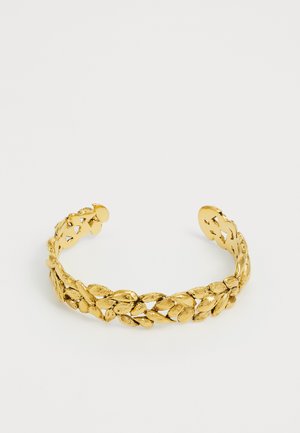 Guldtonet cuff-armbånd med tekstureret olivengrøn design, åbent i begge ender for justerbar pasform, vist på en ensfarvet hvid baggrund.