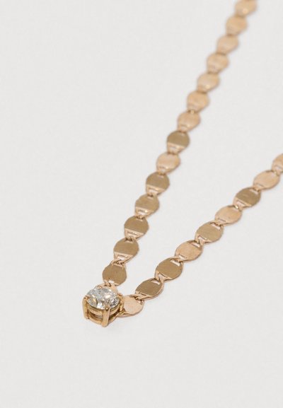 Złocony naszyjnik z łańcuchem płaskich, owalnych ogniw, z centralnym akcentem w postaci okrągłego diamentu osadzonego w teksturowanym nastawie.