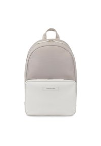 Grau farbener Stoffrucksack mit einer glatten weißen Fronttasche, geschwungener Form, doppelten Reißverschlüssen und einem oberen Griff. Verfügt über ein Markenlabel an der Vorderseite.