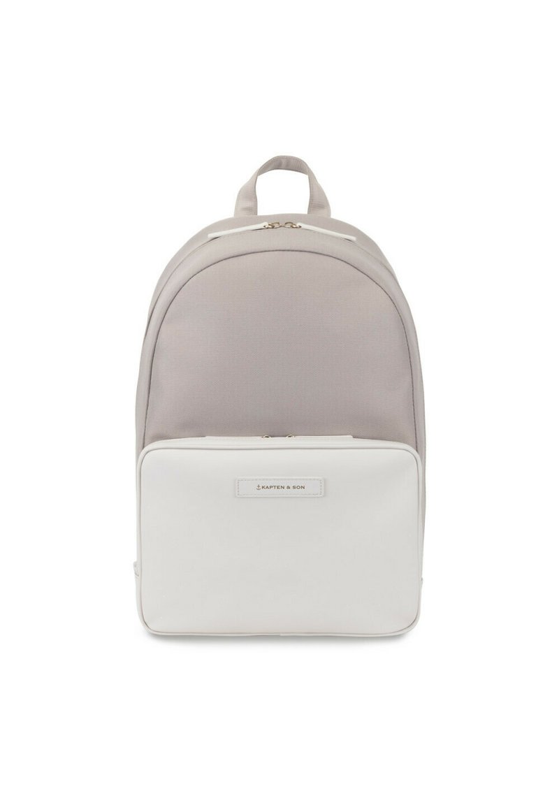 Grau farbener Stoffrucksack mit einer glatten weißen Fronttasche, geschwungener Form, doppelten Reißverschlüssen und einem oberen Griff. Verfügt über ein Markenlabel an der Vorderseite.