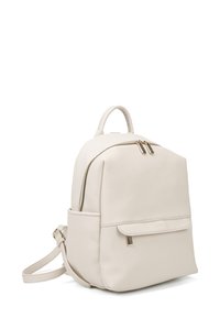 Zaino in pelle crema con due scomparti con zip, tasca frontale e spallacci regolabili. Texture liscia e design minimalista.