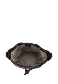 Zwarte handtas met een getextureerde buitenkant, een ruim interieur met een lichtgrijze, patroon gevoerde binnenkant, en een sluiting met gesp voor veiligheid.