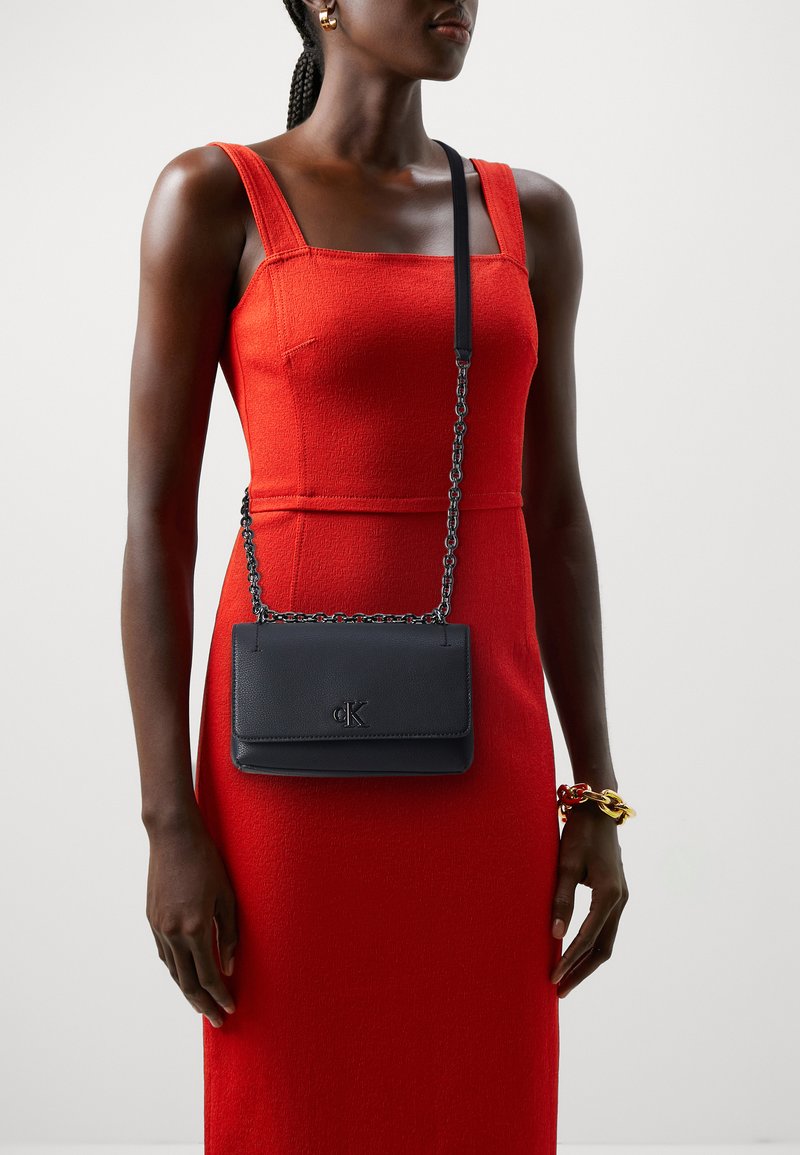 Calvin Klein Jeans MINIMAL MONOGRAM FLAP - Borsa a tracolla - black